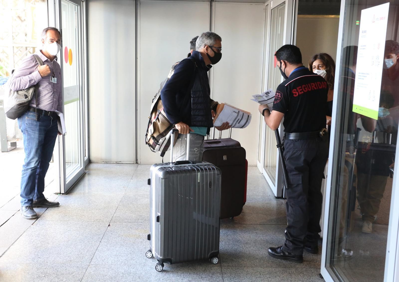 El aeropuerto de Málaga en el primer día de movilidad restringida en Andalucía.