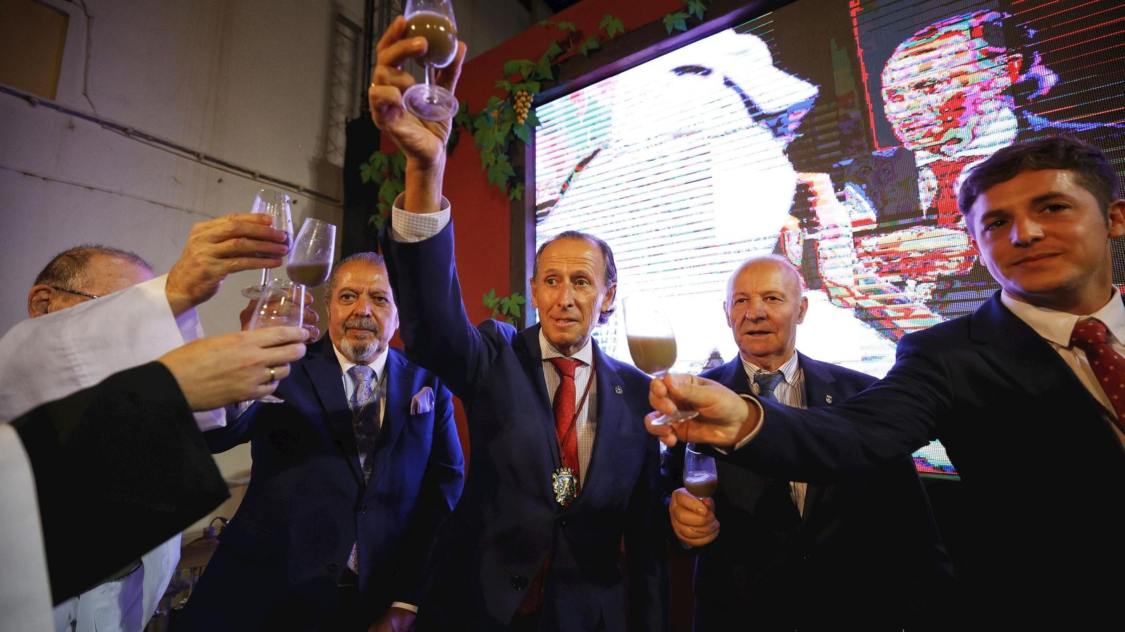 El alcalde de Chiclana, José María Román, durante el brindis del primer mosto que simboliza el arranque de la vendimia.