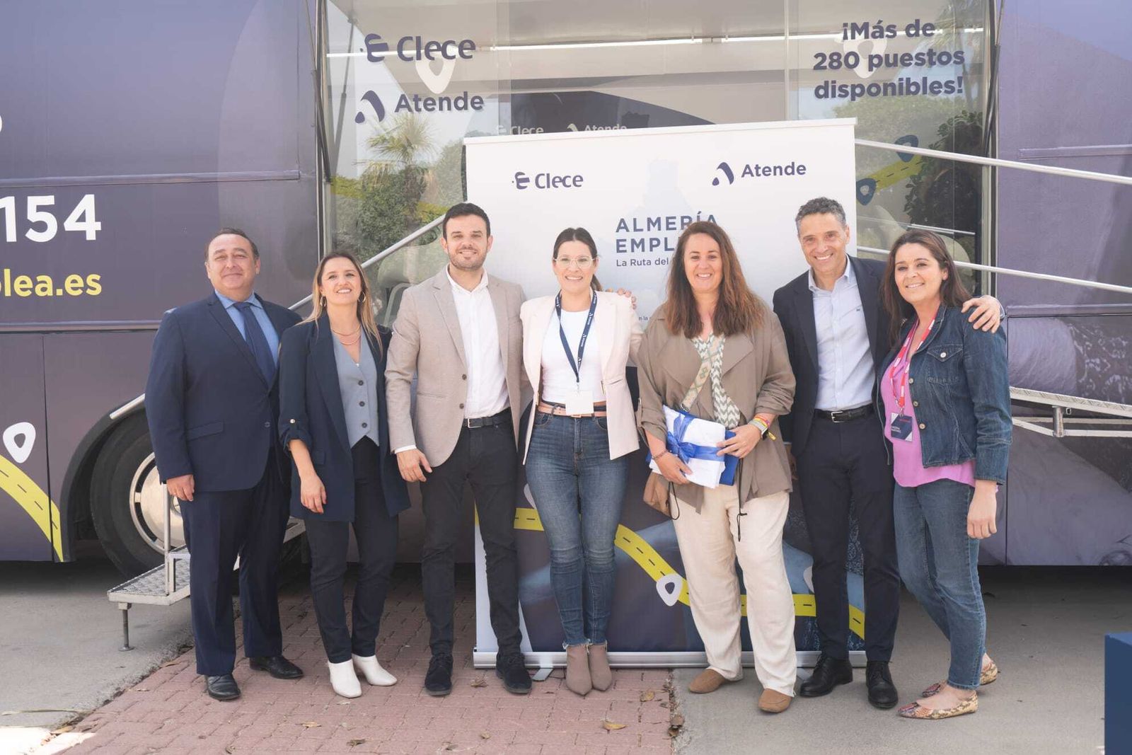 Parte del equipo de Atende en Almería con Isabel Casado, la candidata contratada in situ esta mañana.