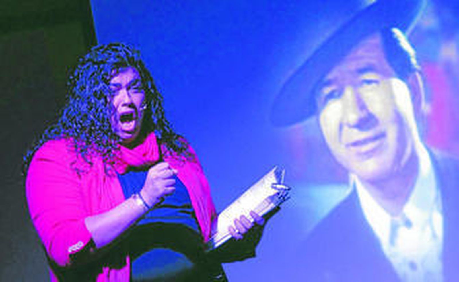 El cantante de copla de La Línea Jonathan Santiago, ayer deleitando con su voz en Los Barrios.