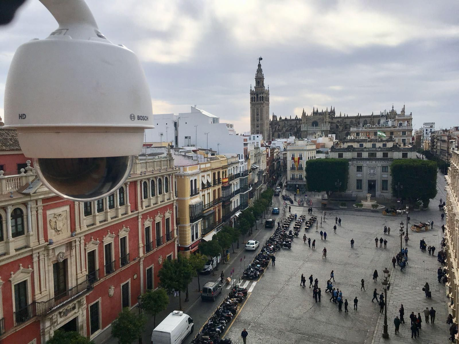 Una de las cámaras instaladas en la Plaza de San Francisco