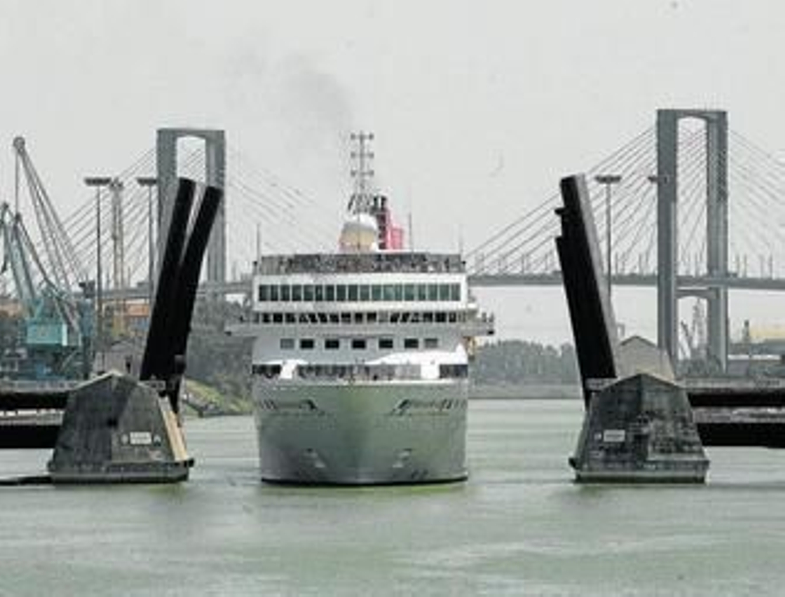 Un crucero llegando al puerto de Sevilla.