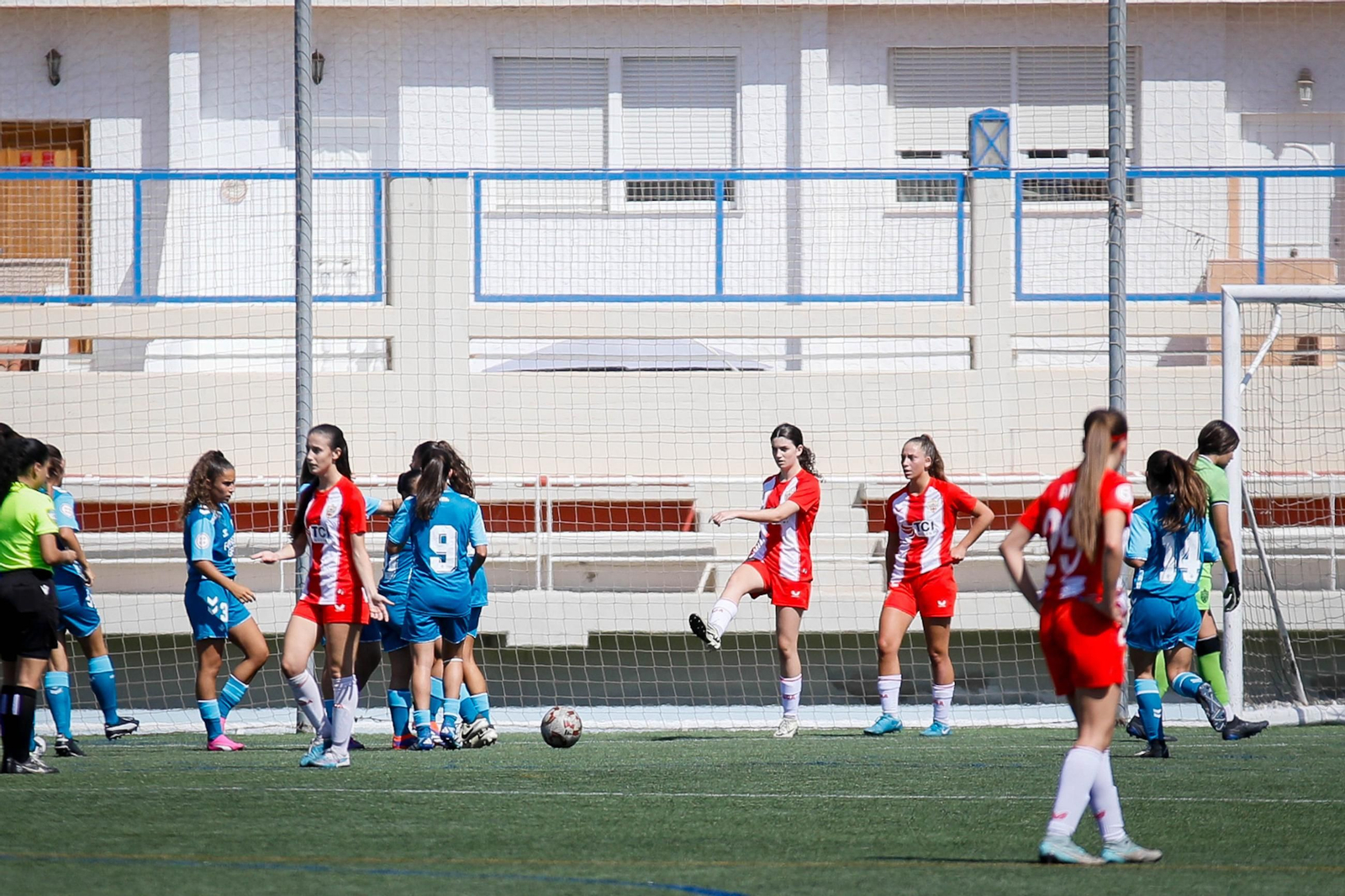 Las rojiblancas apenadas después de encajar uno de los goles por parte del conjunto verdiblanco en el estreno en casa.
