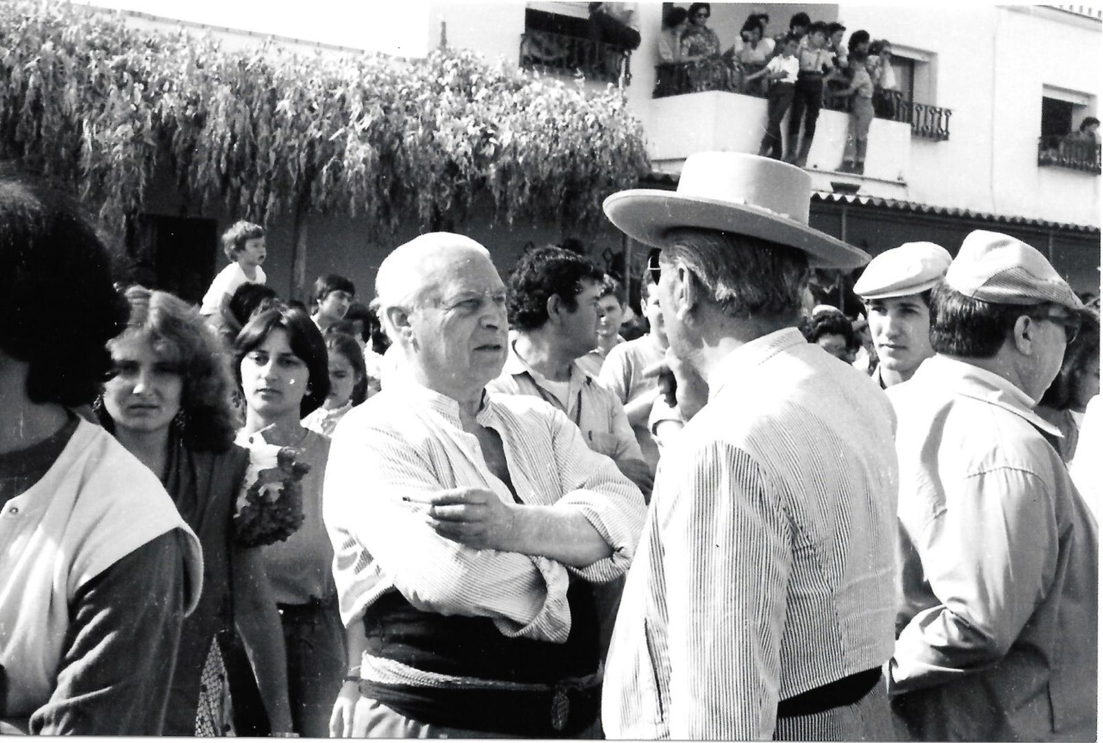 José Infante Galán habla, en una calle de la aldea, con Juan de Dios Pareja-Obregón.