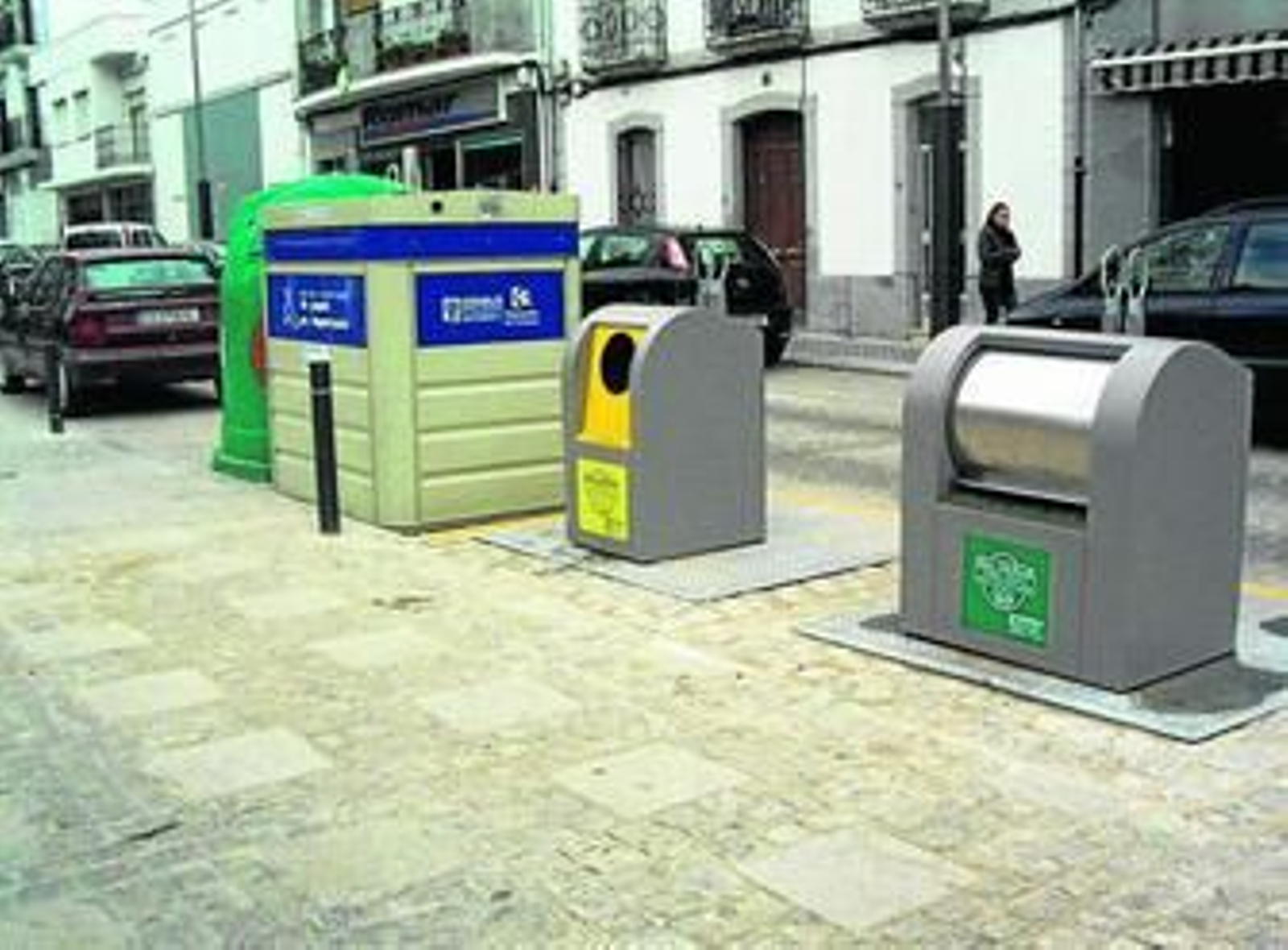 Algunos de los contenedores que ha puesto en marcha la empresa provincial Epremasa.