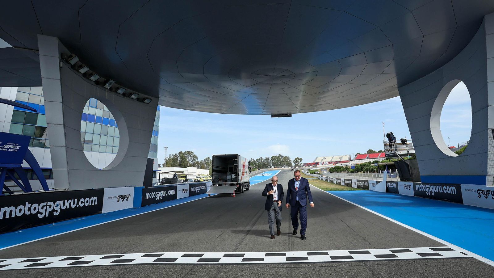 El máximo responsable de Dorna y el consejero, en la recta de meta. El máximo responsable de Dorna y el consejero, en la recta de meta.