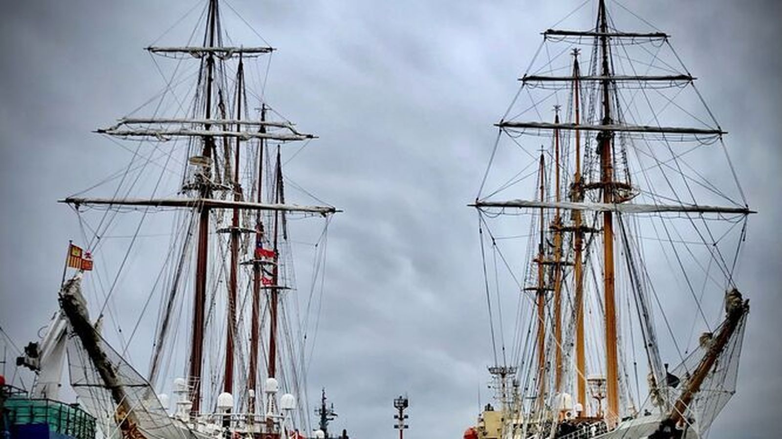 Vista del Juan Sebastián de Elcano (i) y el buque escuela de la Armada chilena Esmeralda (d), en el puerto de Punta Arenas (Chile) / EFE (Chile)