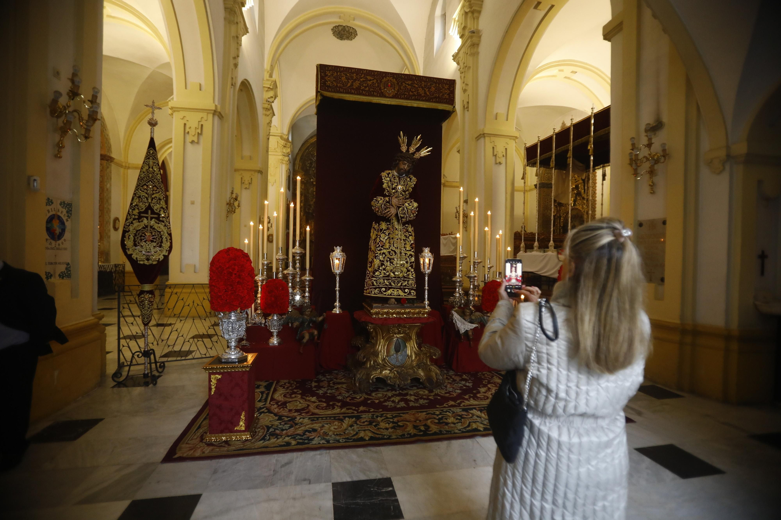 Las mejores imágenes de los besapiés del segundo domingo de Cuaresma en Córdoba