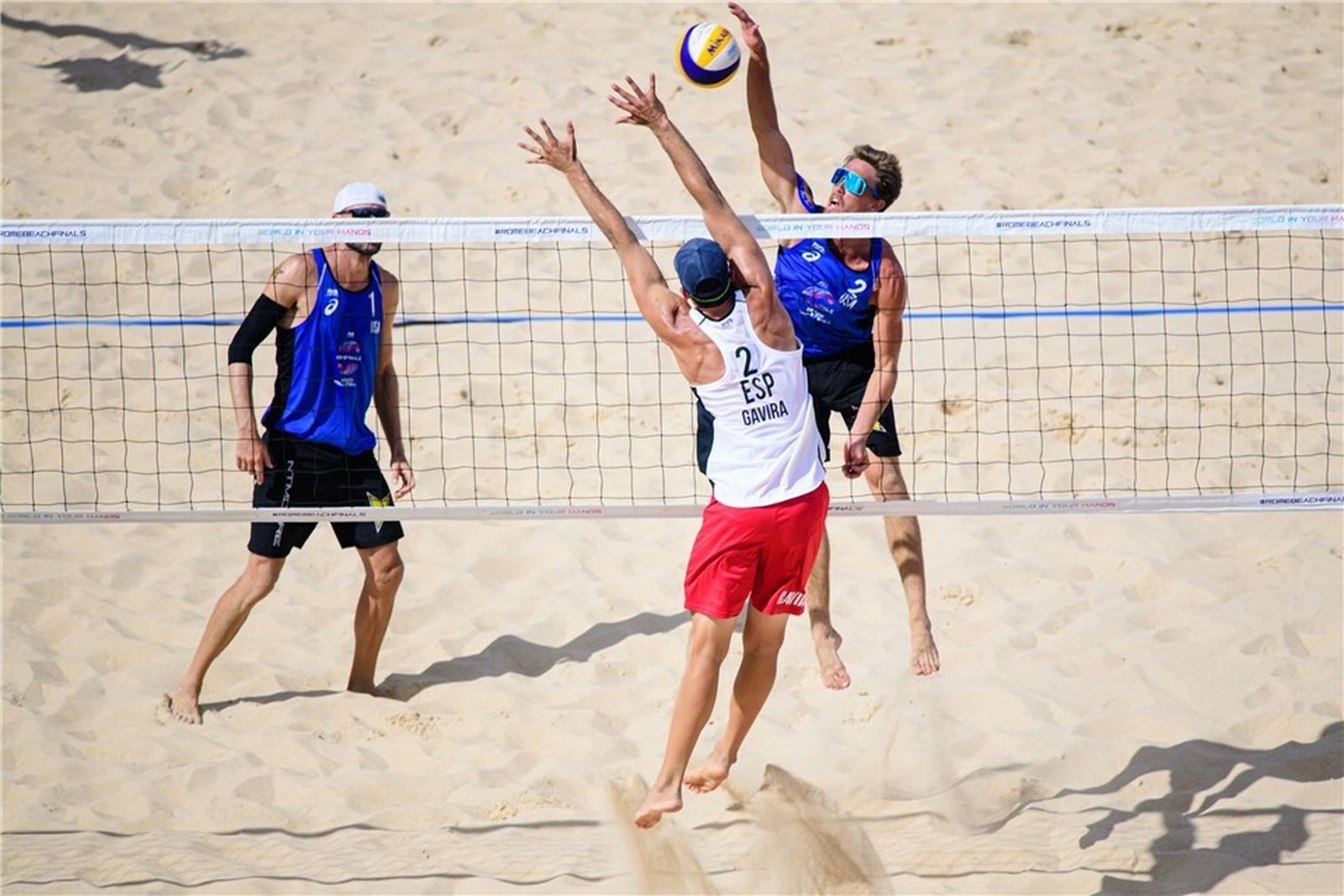 Adrián Gavira trata de bloquear un remate.