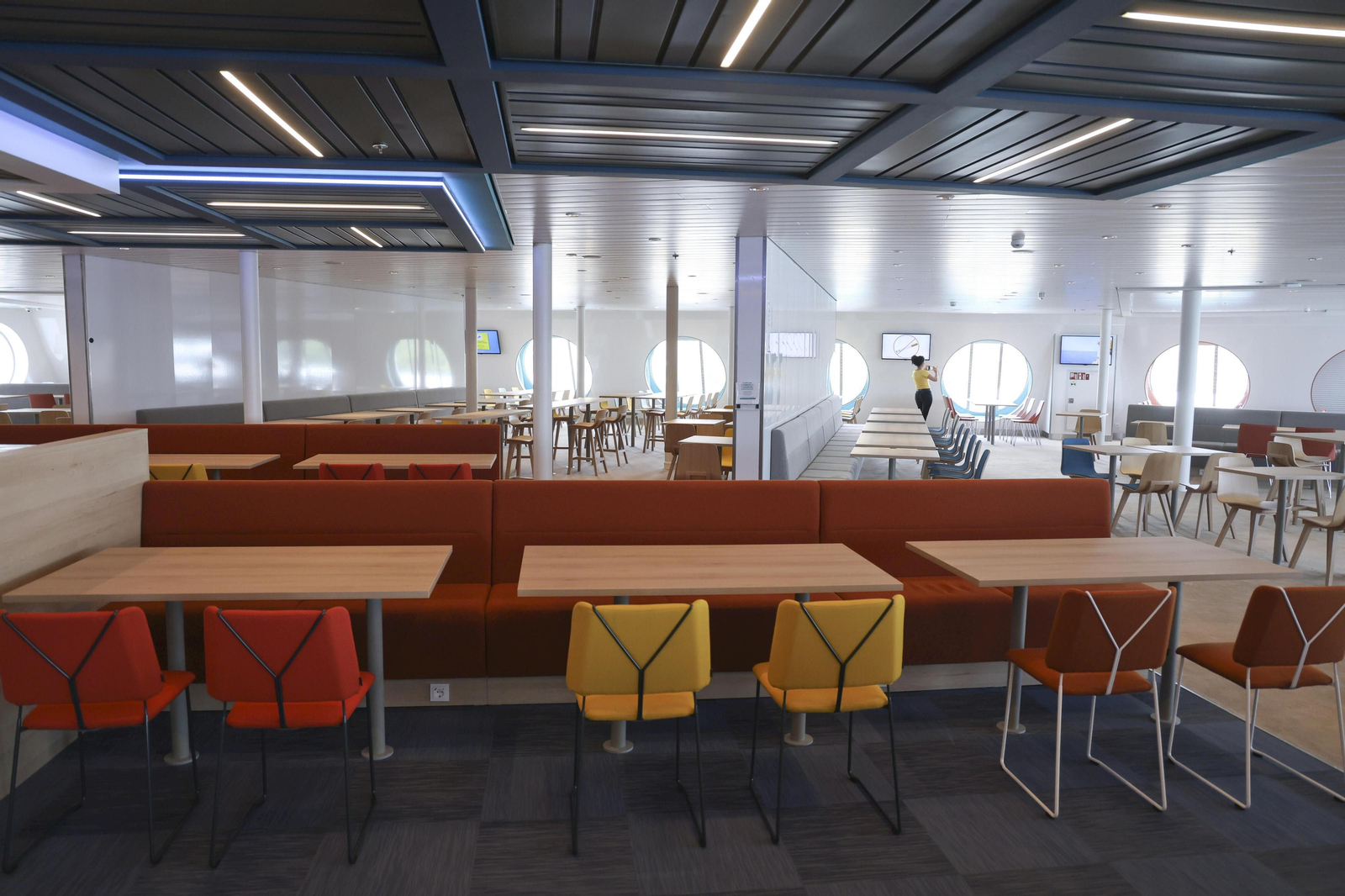 Así es el nuevo ferry ‘Rusadir’ que ha presentado Baleària en el puerto de Málaga.