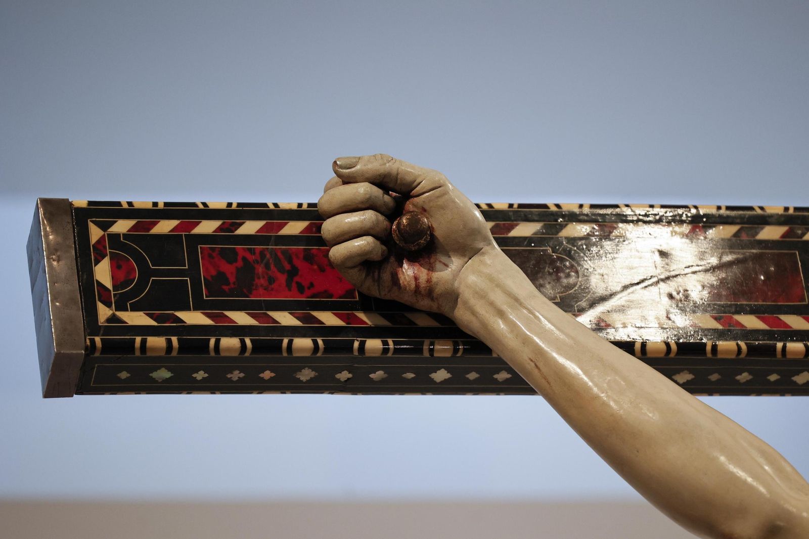 Imágenes de la presentación de la restauración del Cristo de la Misericordia de Granada.