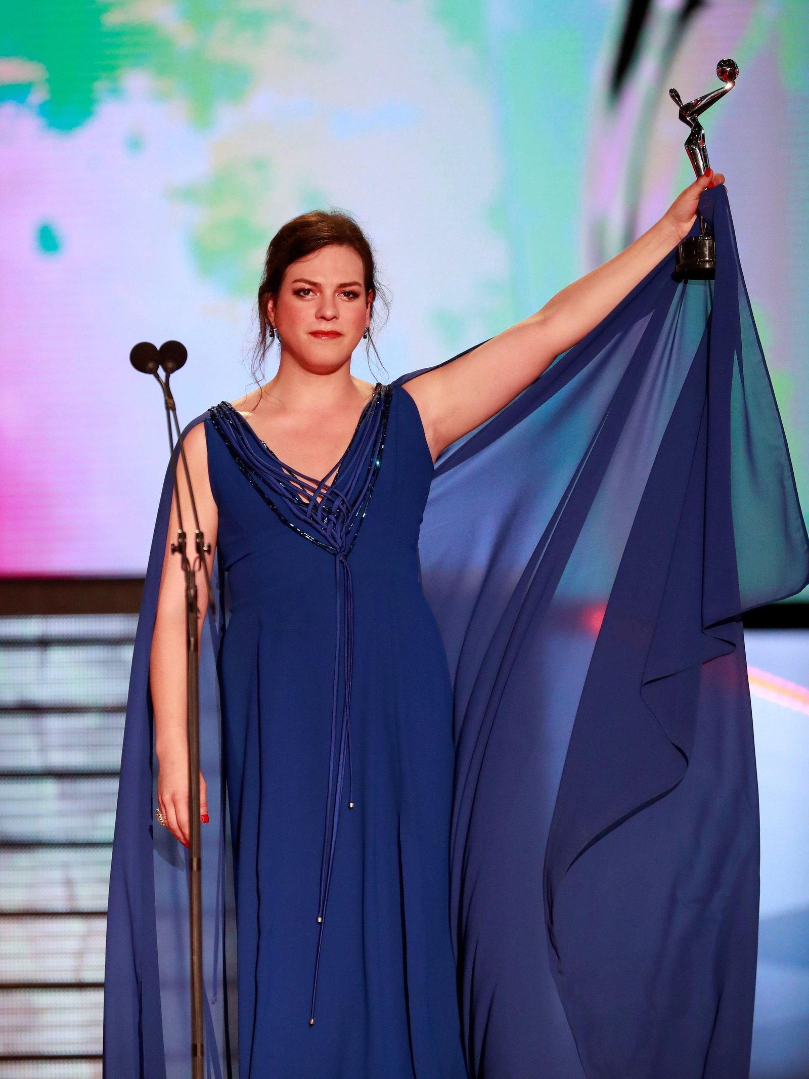 La actriz Daniela Vega recoge su premio por 'Una mujer fantástica'.