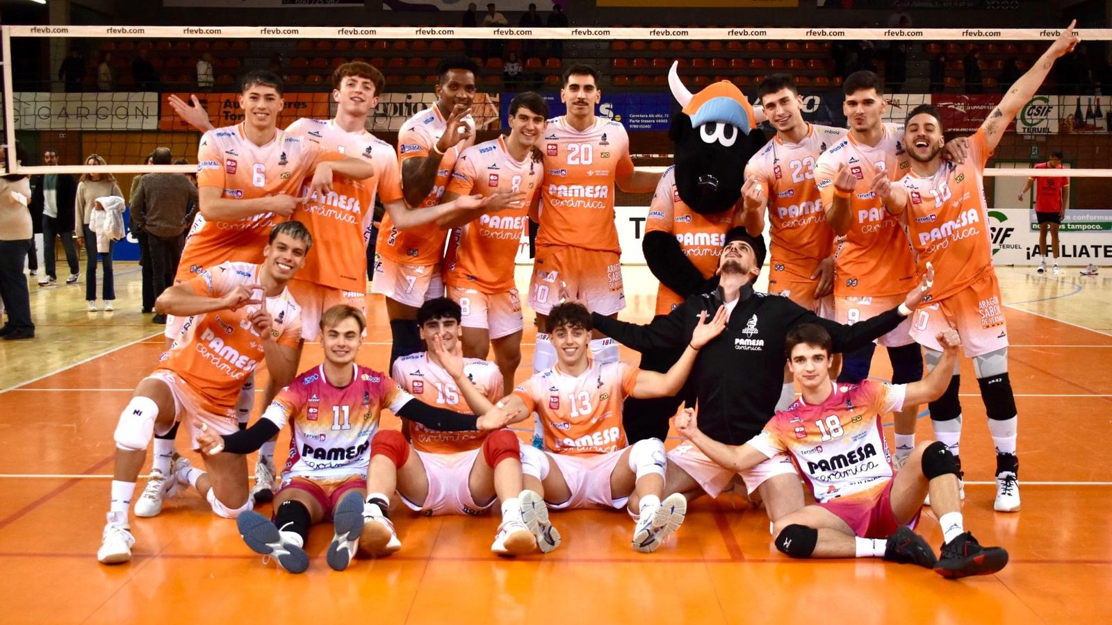 Los aragoneses celebran su último triunfo liguero ante el Club Voleibol Leganés.