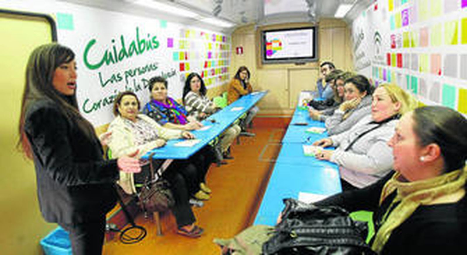 Una vista del interior del autobús informativo sobre la Ley de Dependencia.