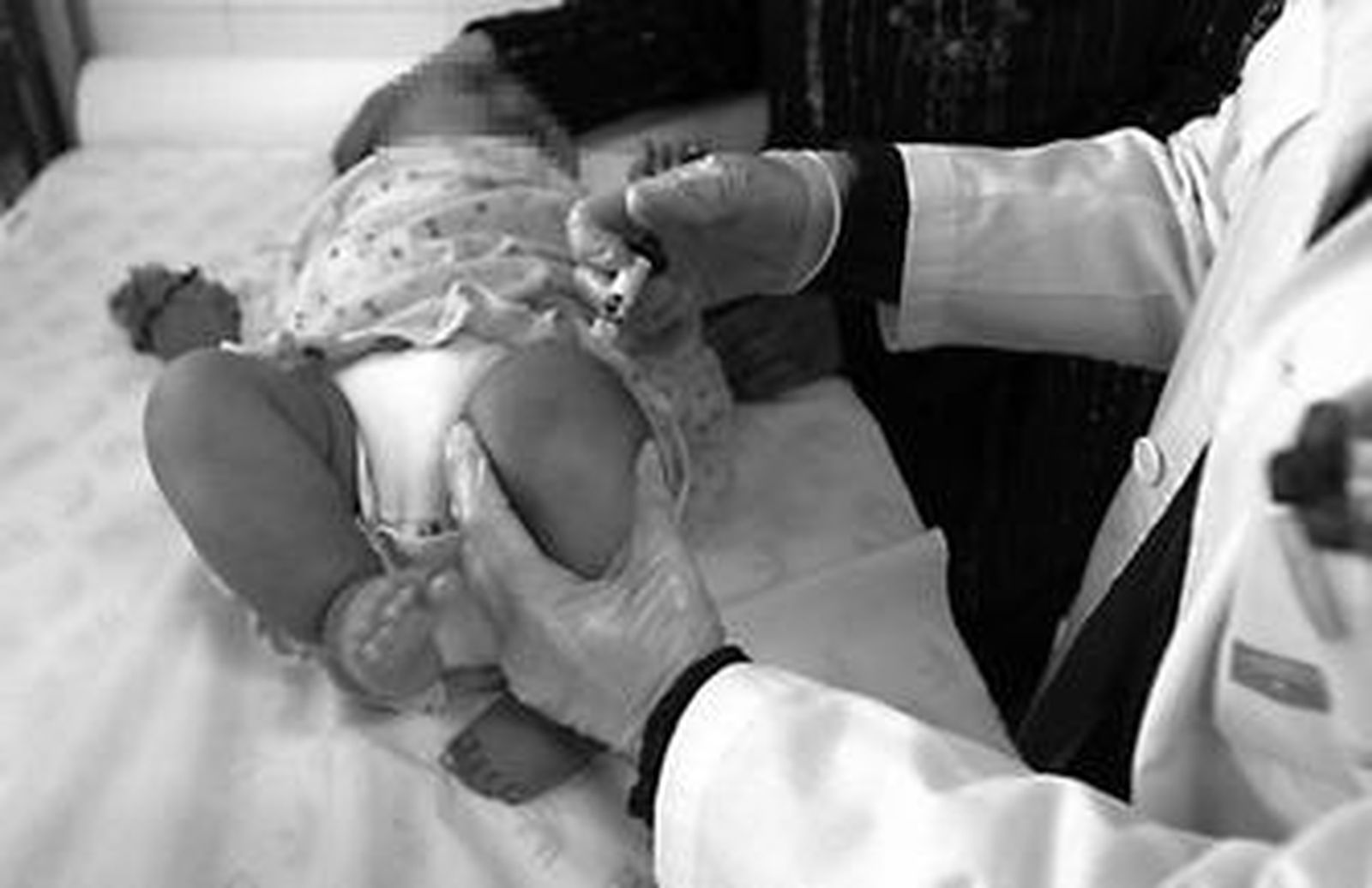 Una trabajadora atiende a un bebé.