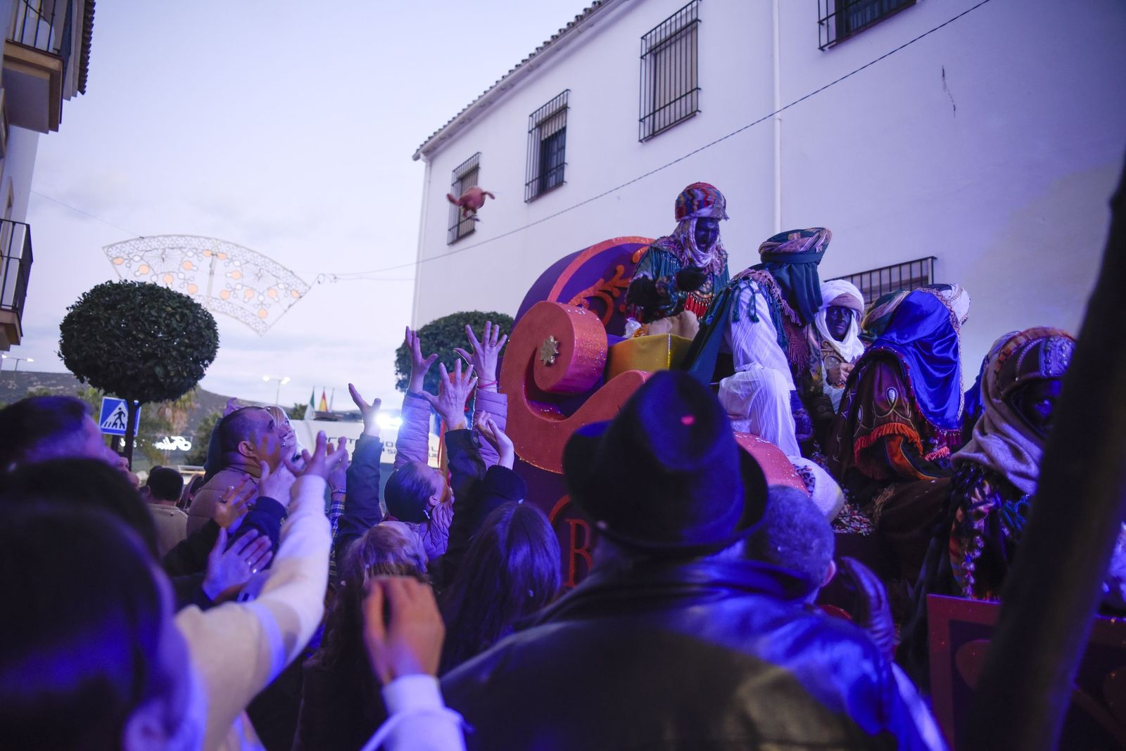 Búscate en las fotos de la cabalgata de Reyes Magos 2026 en San Roque