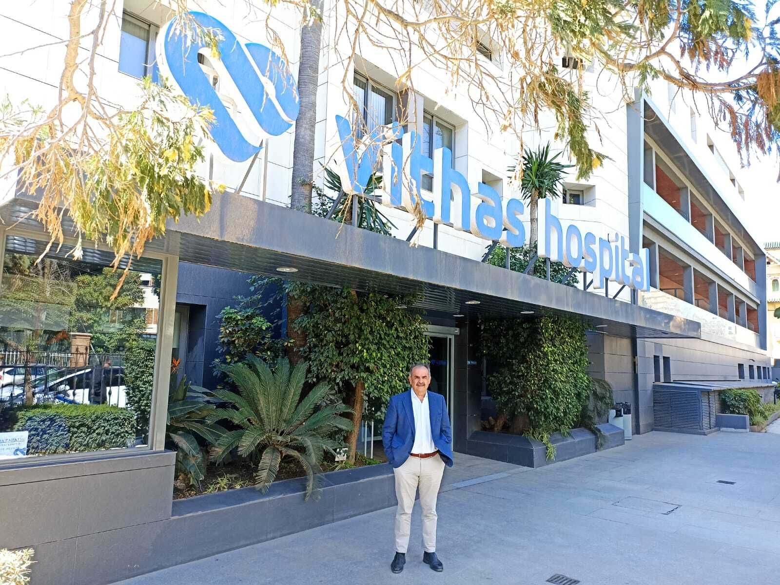 Alejandro Espejo, ante su hospital.