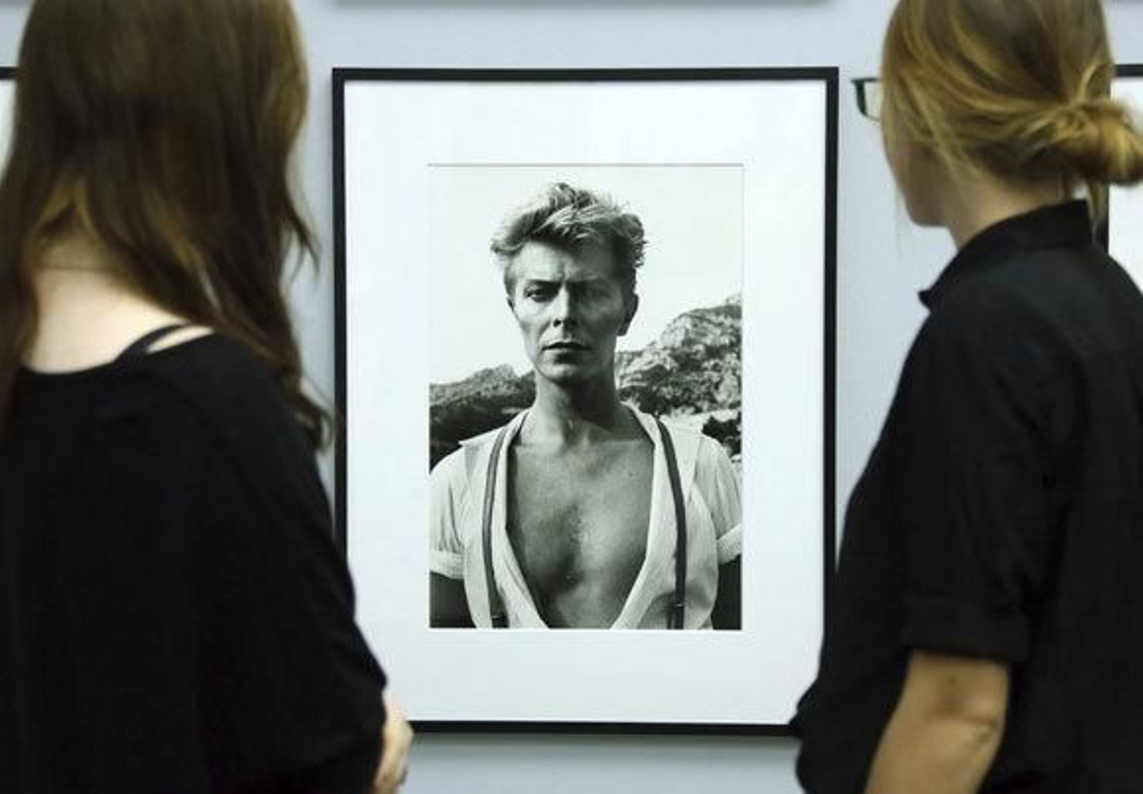 Bowie, en un retrato de 1983 firmado por el fotógrafo Helmut Newton. / EFE