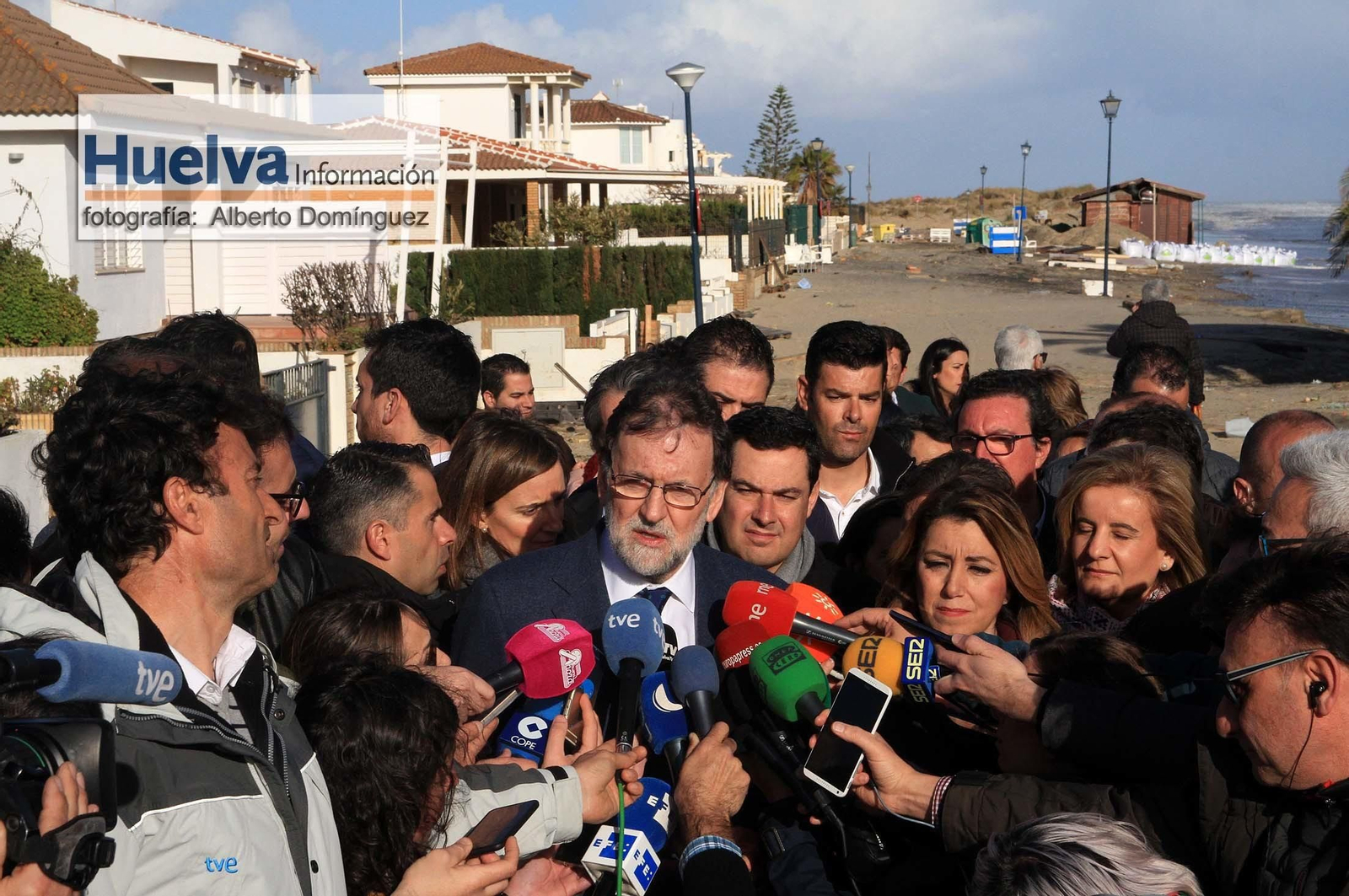Imágenes de la visita de Rajoy y Susana Díaz a la playa de La Antilla