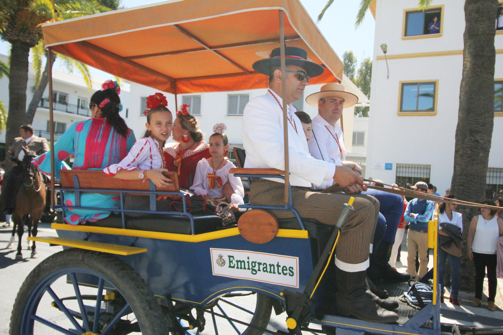 Imágenes de los caballistas, peregrinos a pie y carros de la Hdad de Emigrantes