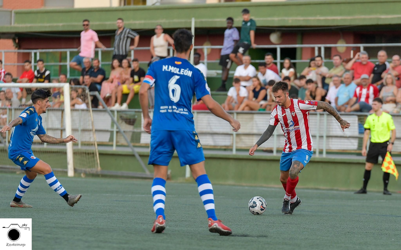 El rojiblanco Jay Spires controla un balón durante uno de los encuentros de Copa RFAF frente al Arenas de Armilla.
