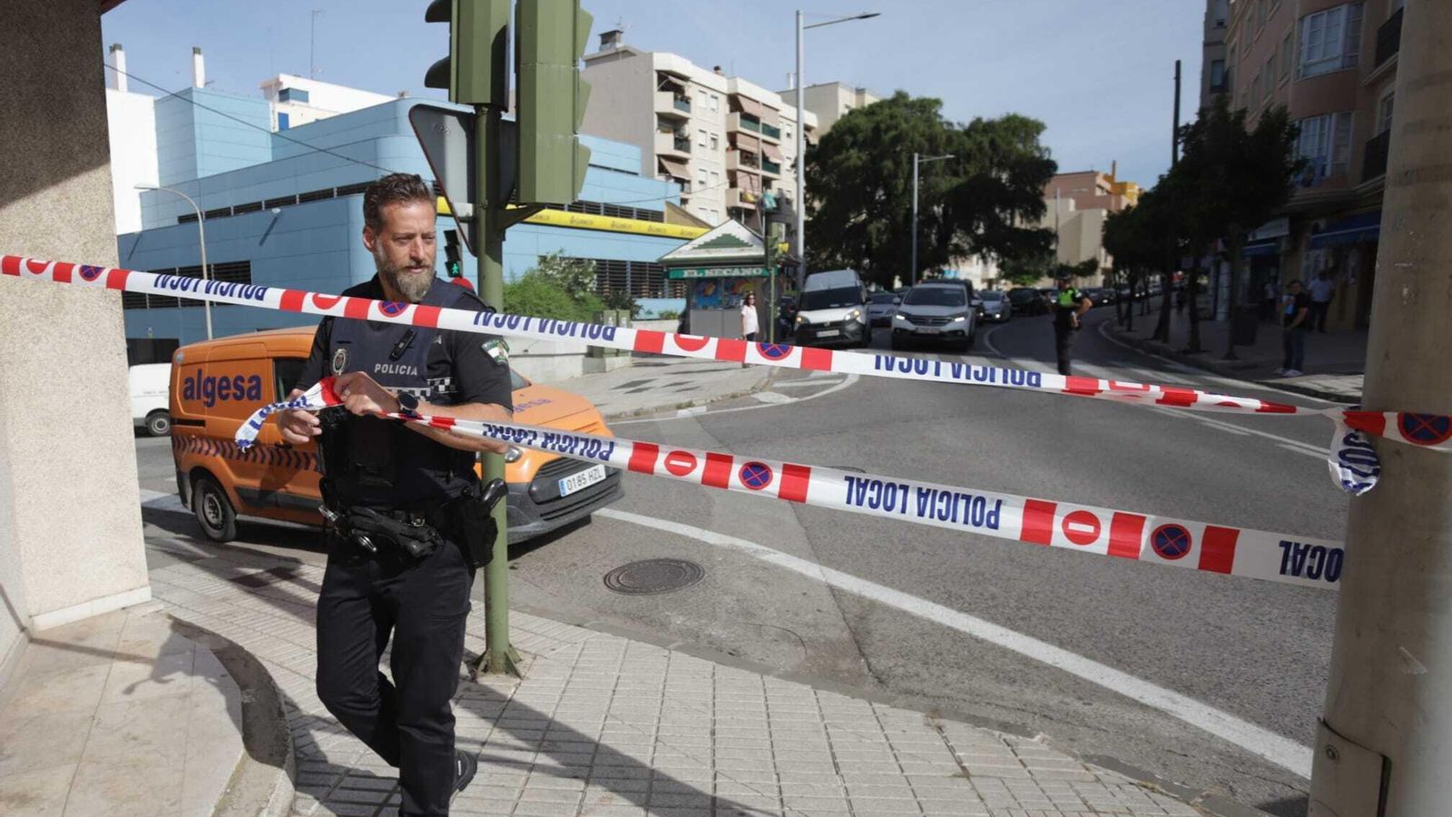 Policía Local esta mañana en las inmediaciones del inmueble