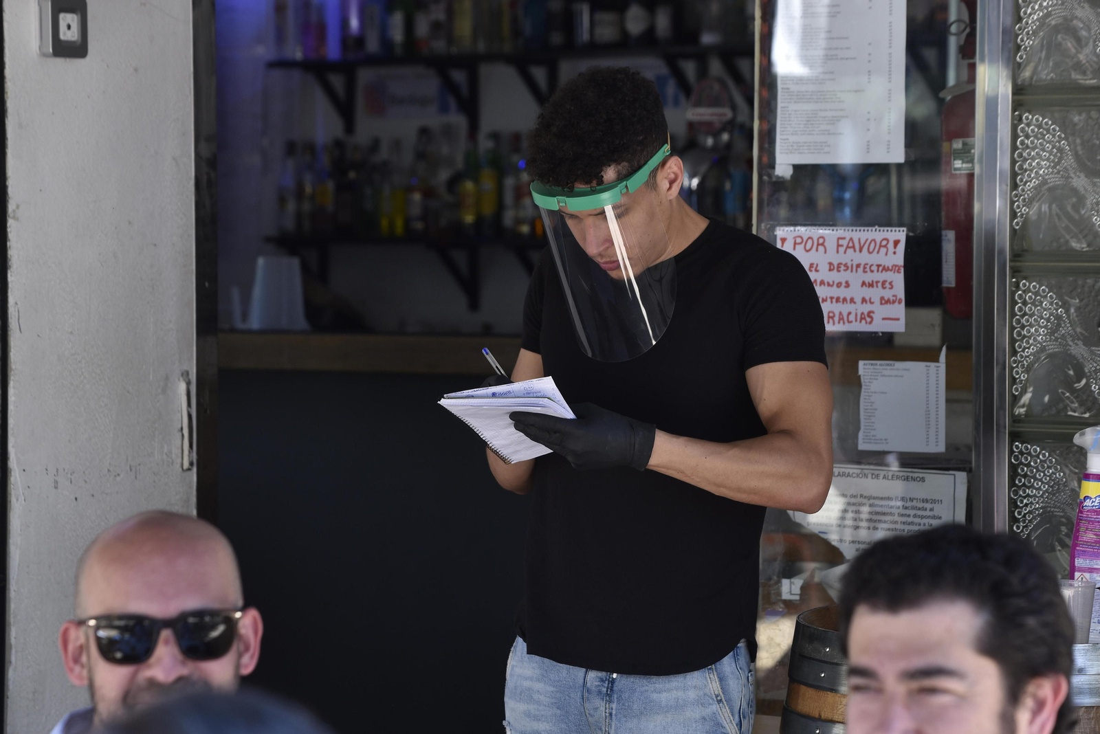 Desescalada en Sevilla: Reservas y esperas en los bares durante la fase 1