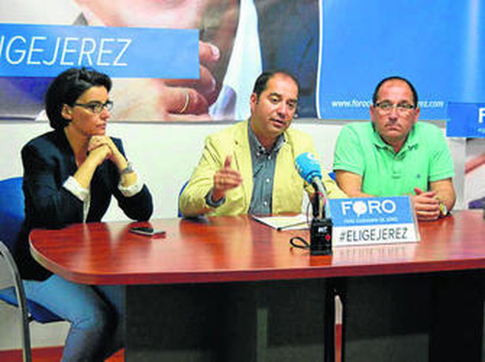 El alcaldable de Foro, ayer junto a los números 2 y 3 de su candidatura.