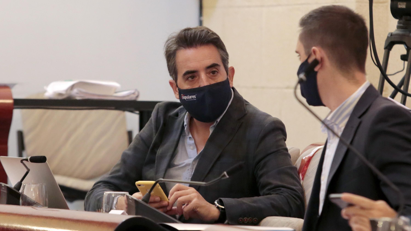 Antonio Saldaña y Jaime Espinar, ediles del PP, durante un pleno.