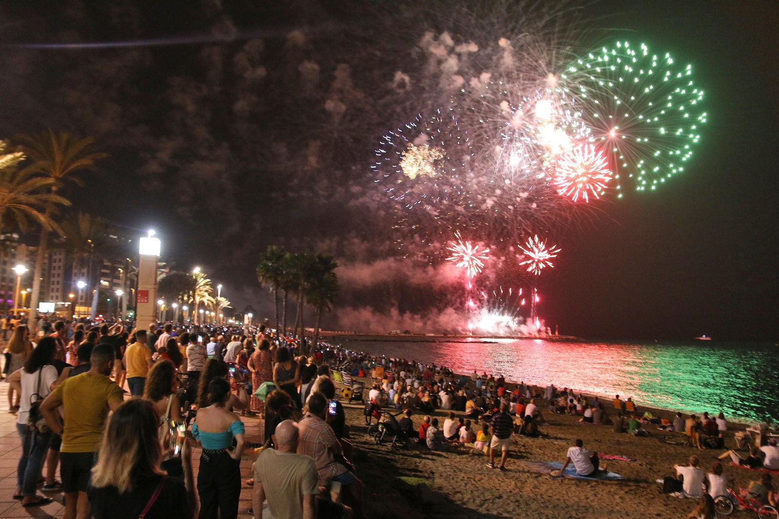 Las imágenes de los fuegos artificiales que han cerrado la Feria de Almería 2023