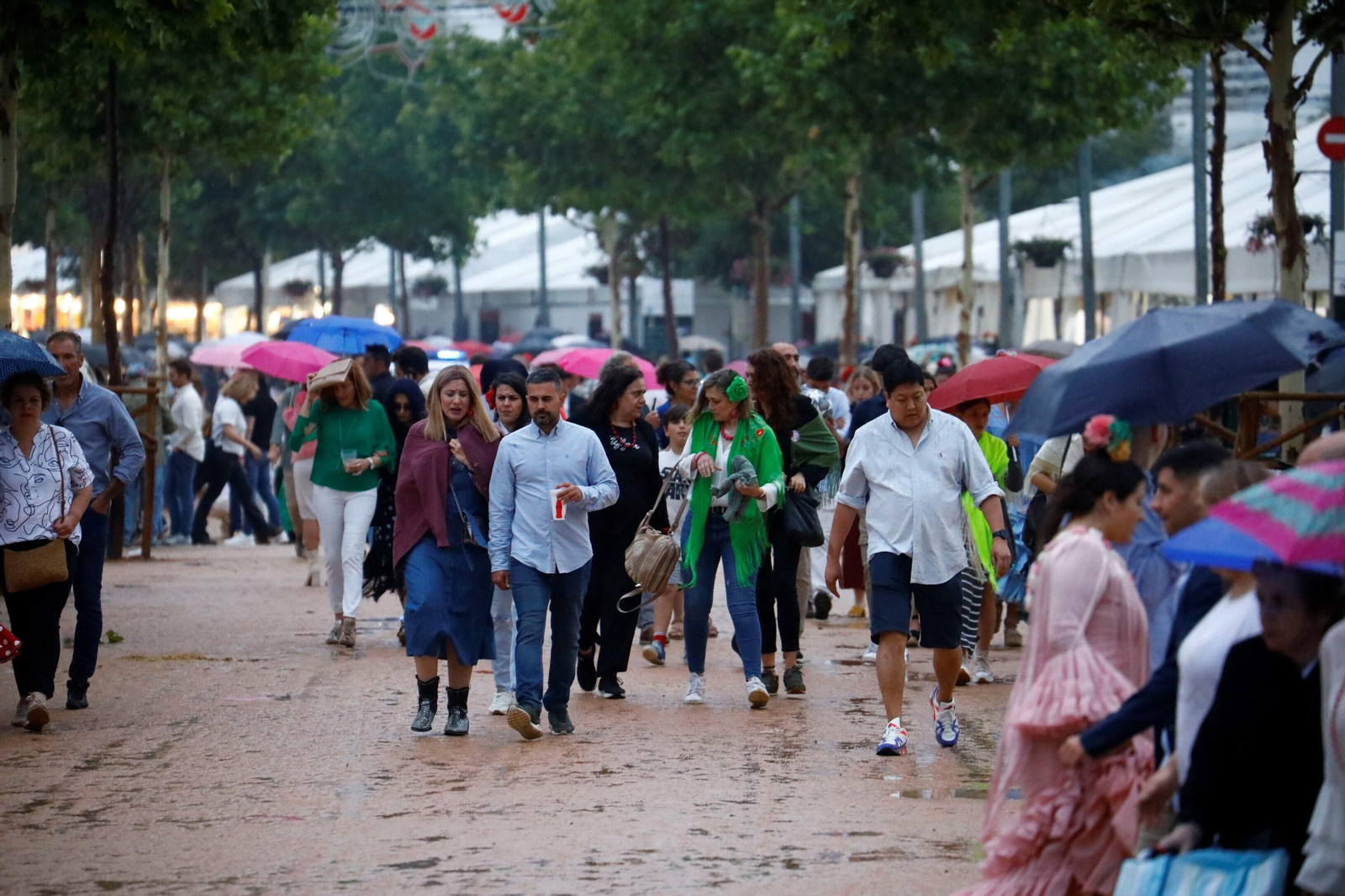 La intensa lluvia de este sábado en la Feria de Córdoba, en imágenes