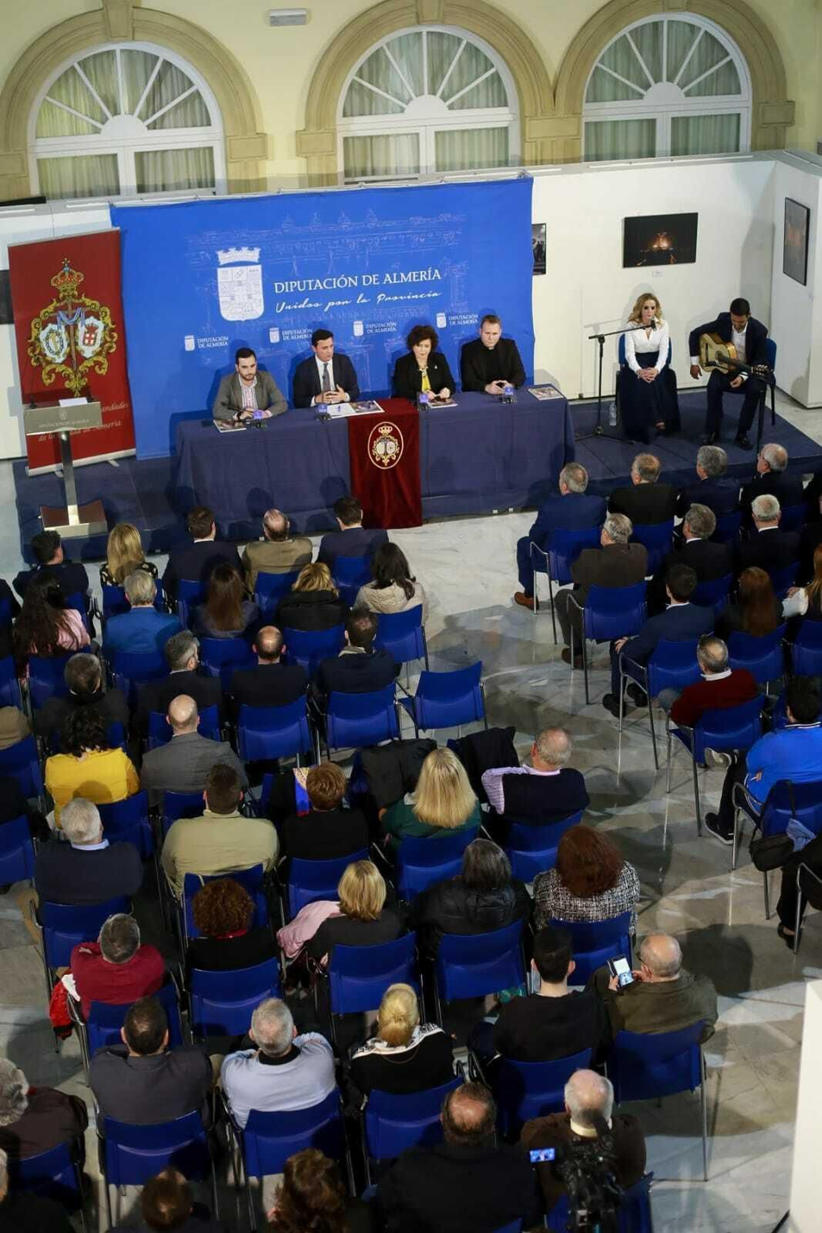 Multitud de cofrades asistieron a este acto.