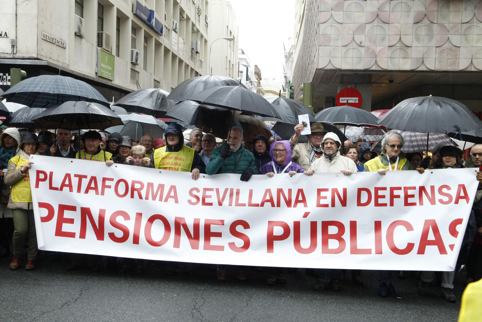 Las imágenes de la manifestación por las pensiones públicas en Sevilla
