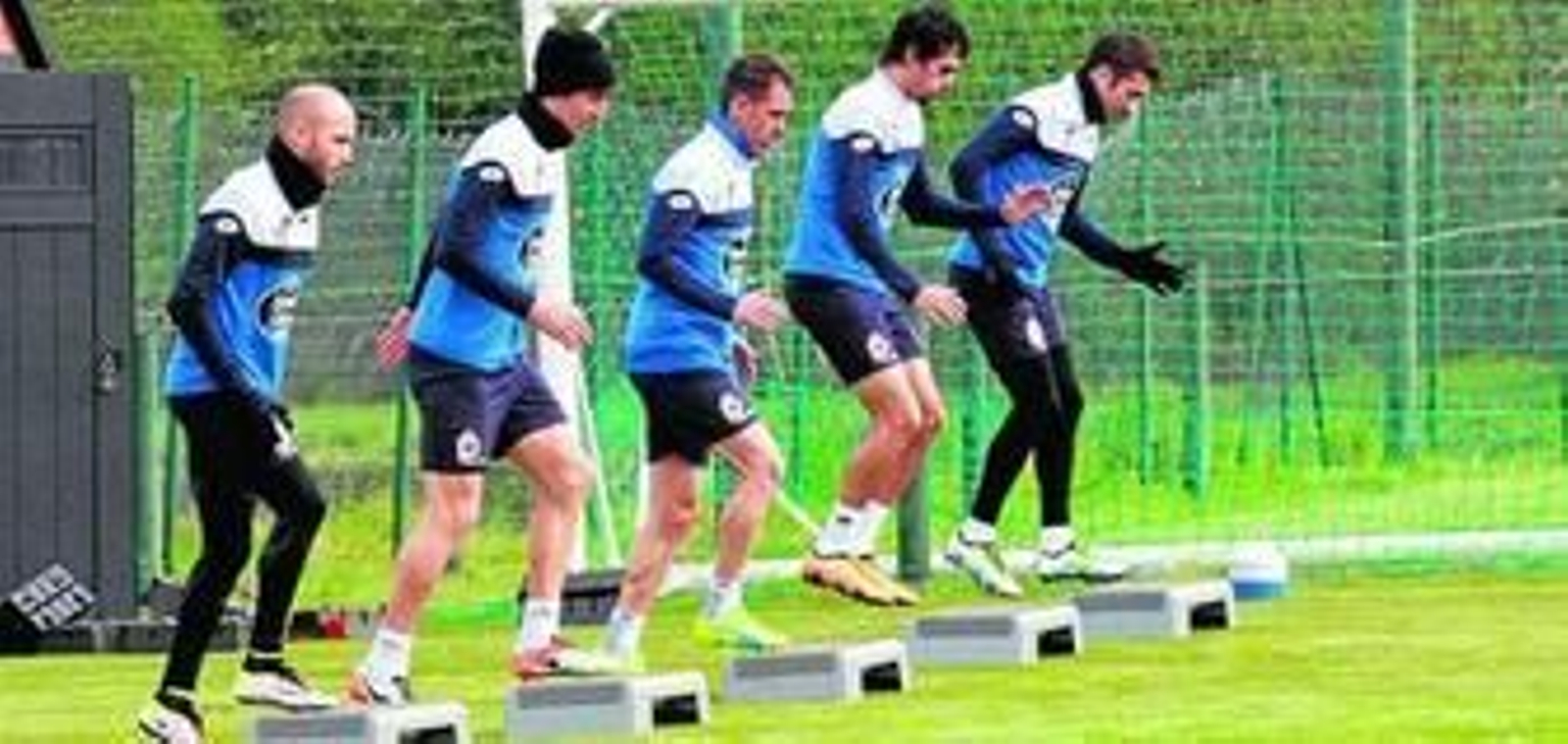 Laure, Mosquera, Fernando Navarro, Arribas y Cani realizan ejercicios de calentamiento.