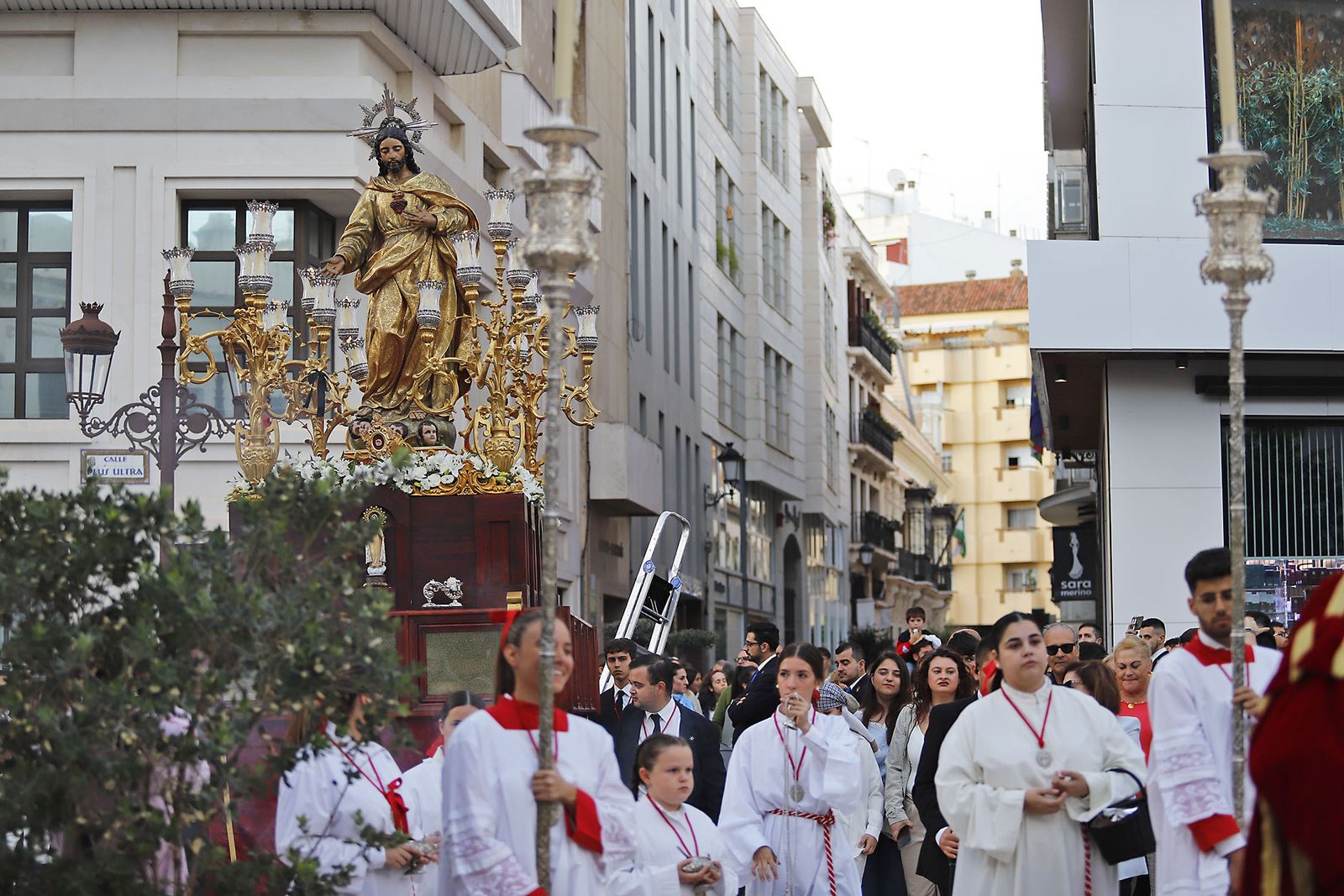 Imágenes del Sagrado corazón de Jesús en procesión por las calles del centro