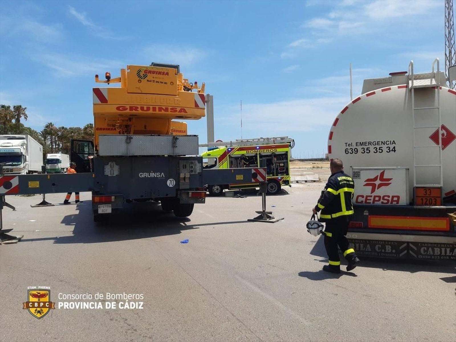 La intervención de los bomberos, Policía Local y una grúa, en el lugar del accidente. / @BOMBEROSCBPC