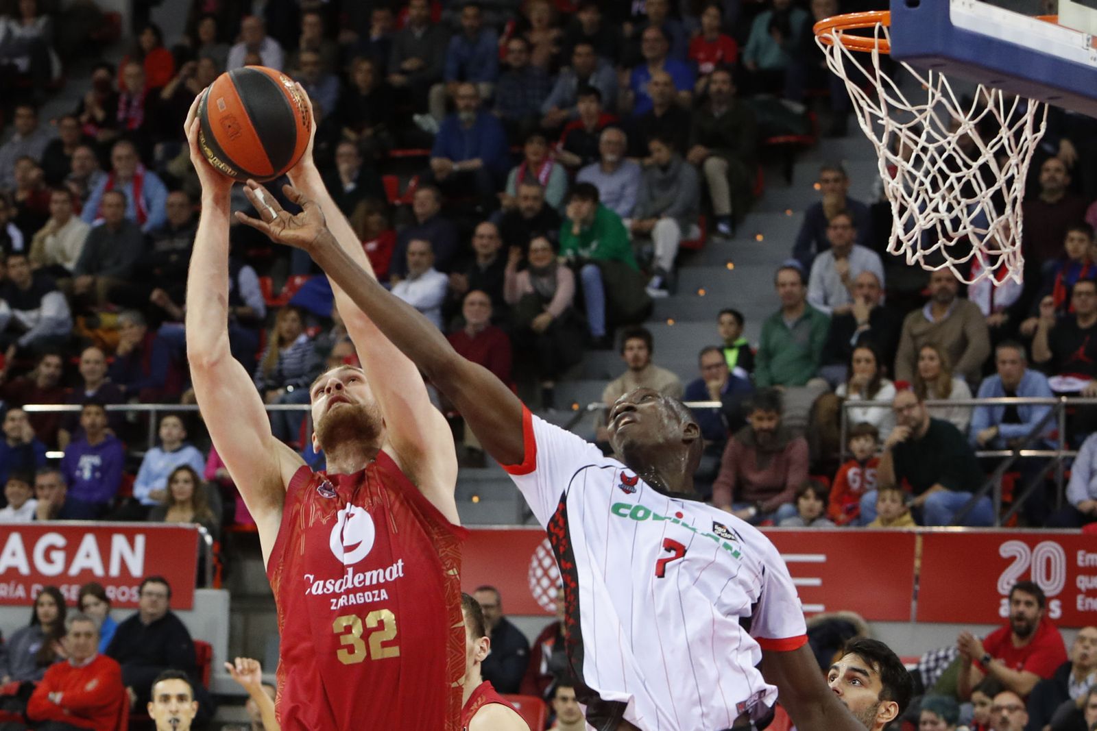 Lucha por el rebote en el partido entre Casademont y Zaragoza