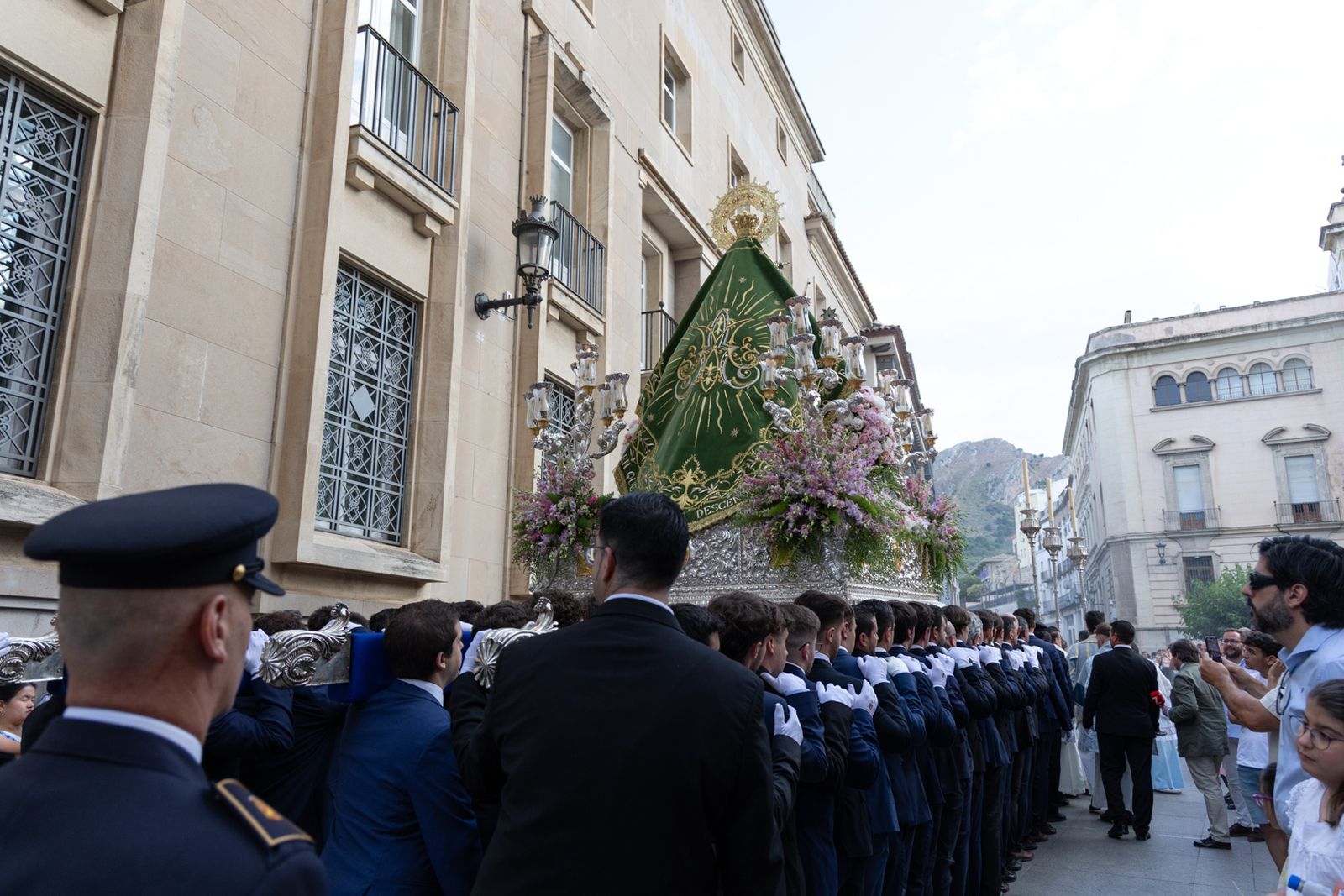 Así ha procesionado la Virgen de la Capilla por Jaén en su día grande.
