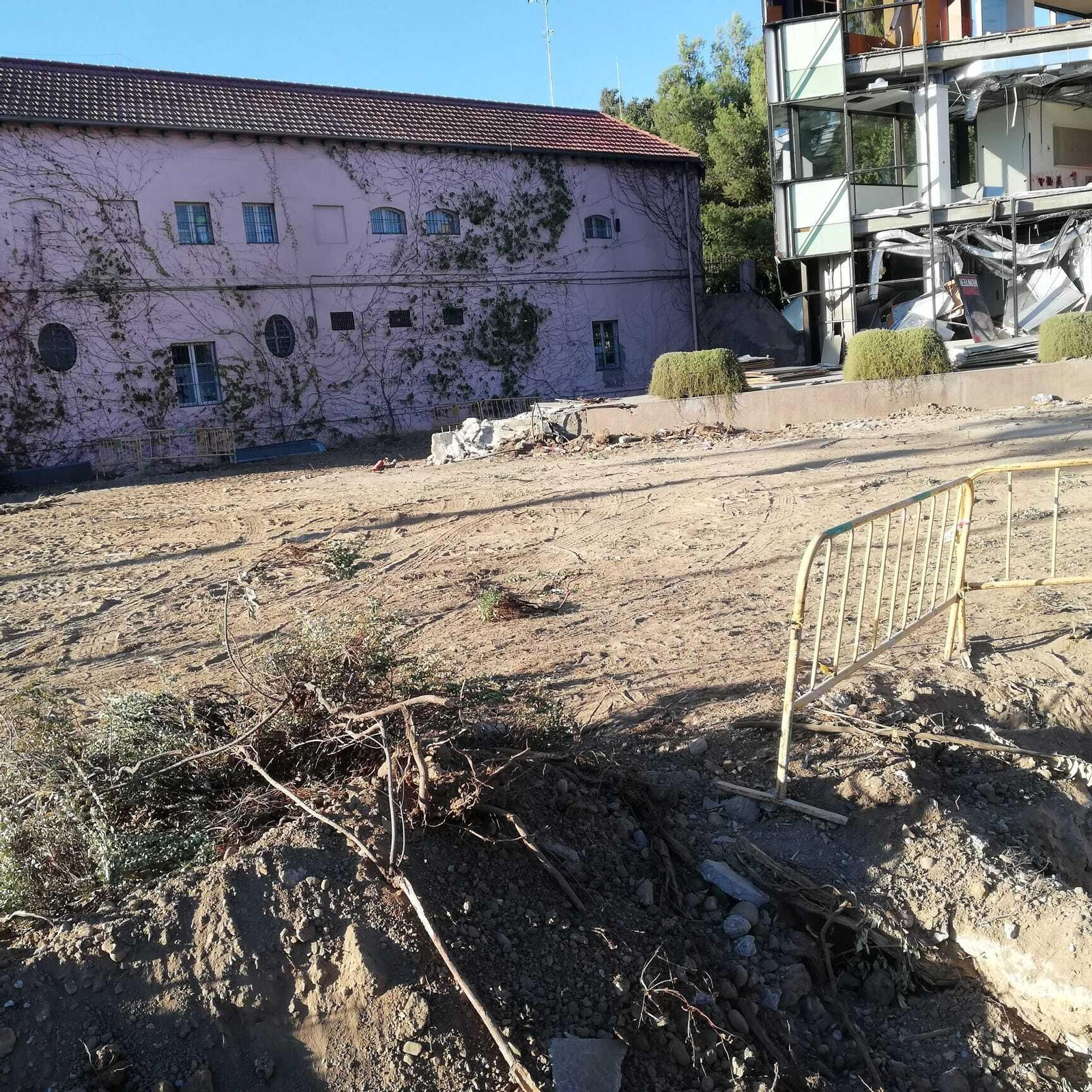 Estado en el que se encuentra la parcela número 3, con la Casa Rosa a la vista.