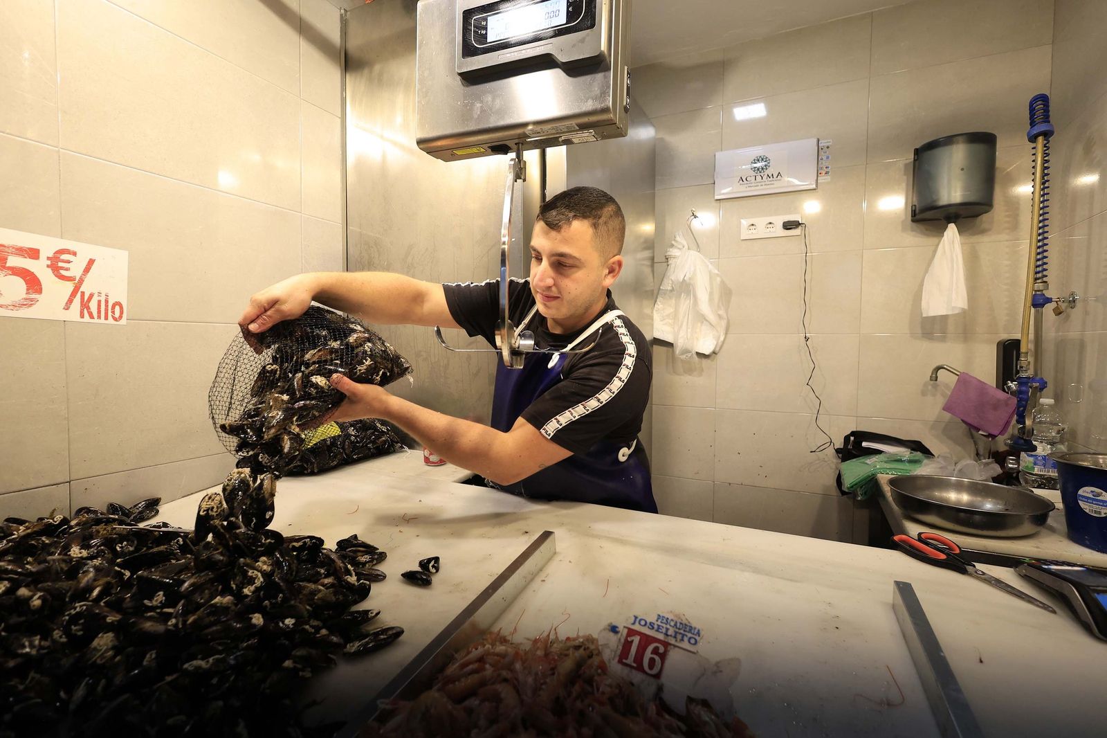 Las últimas compras para Nochevieja en Algeciras, en imágenes