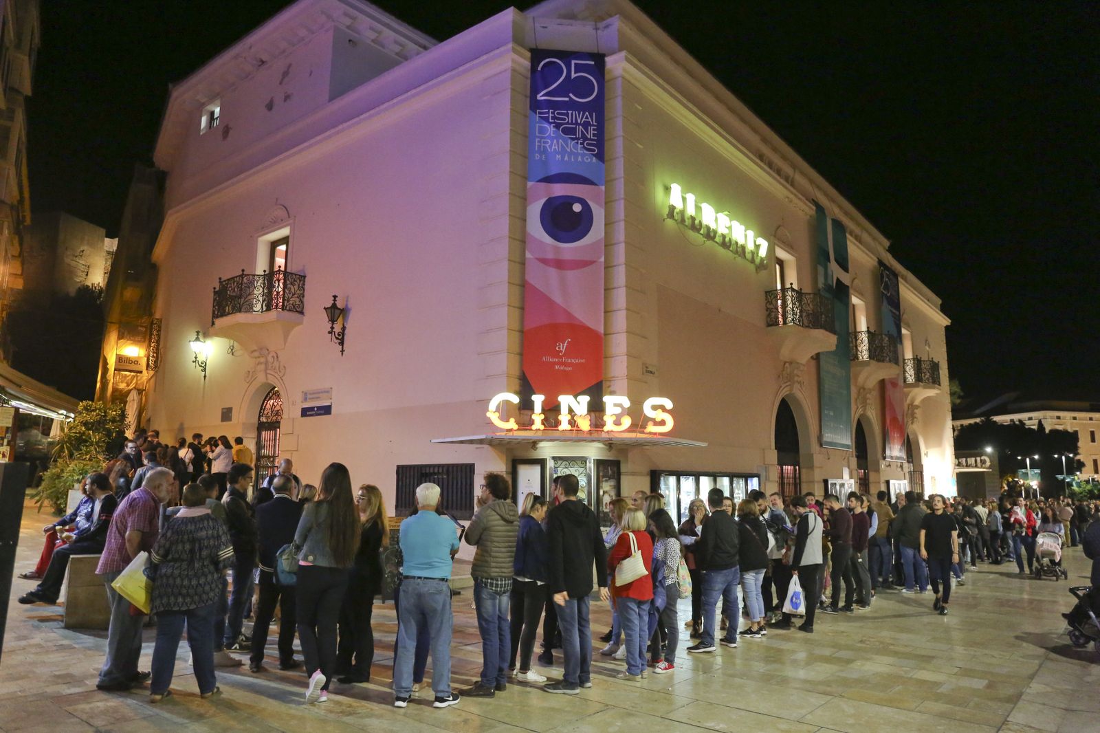 Decenas de personas aguardan junto a la entrada del cine Albéniz, imagen de archivo.