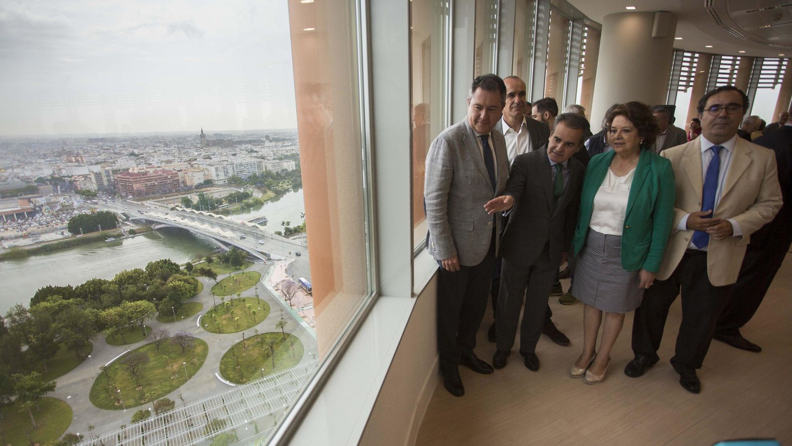 Al alcalde, junto al resto de autoridades, que han inaugurado el parque.
