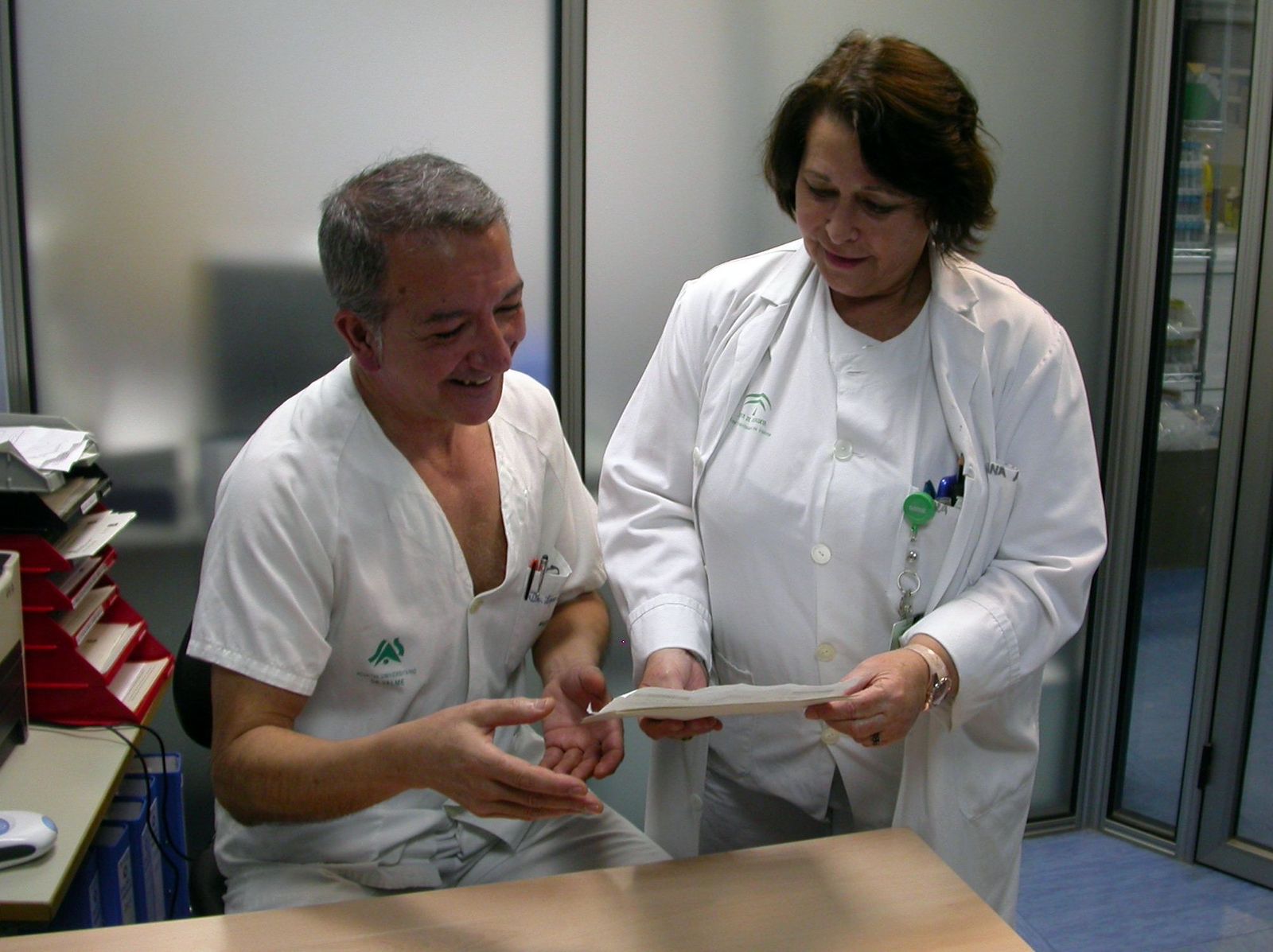 El doctor Juan Carlos López, hematólogo, y la enfermera Ana Aparicio, experta en anticoagulación.