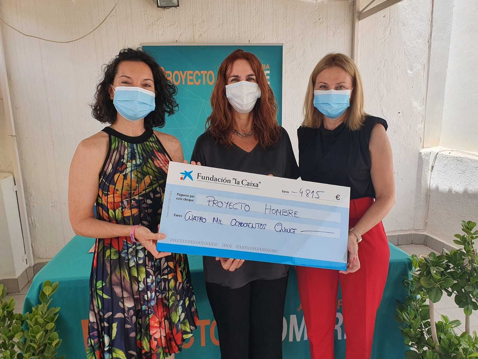 Ana Mazón, en el centro, flanqueada por María del Mar Peláez e Inmaculada Martín