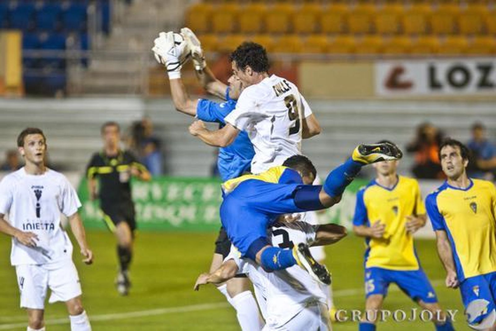 Miguel sale para evitar problemas. 

Foto: Julio Gonzalez
