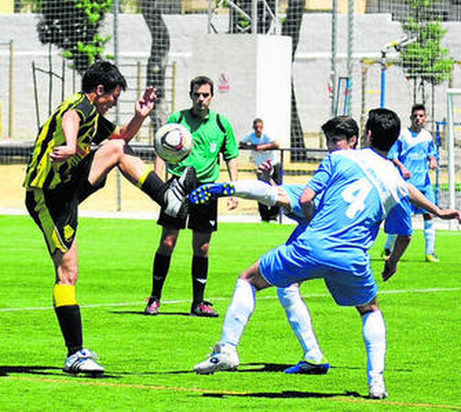 El futbolista del Bazán José Carlos intenta rematar a puerta.