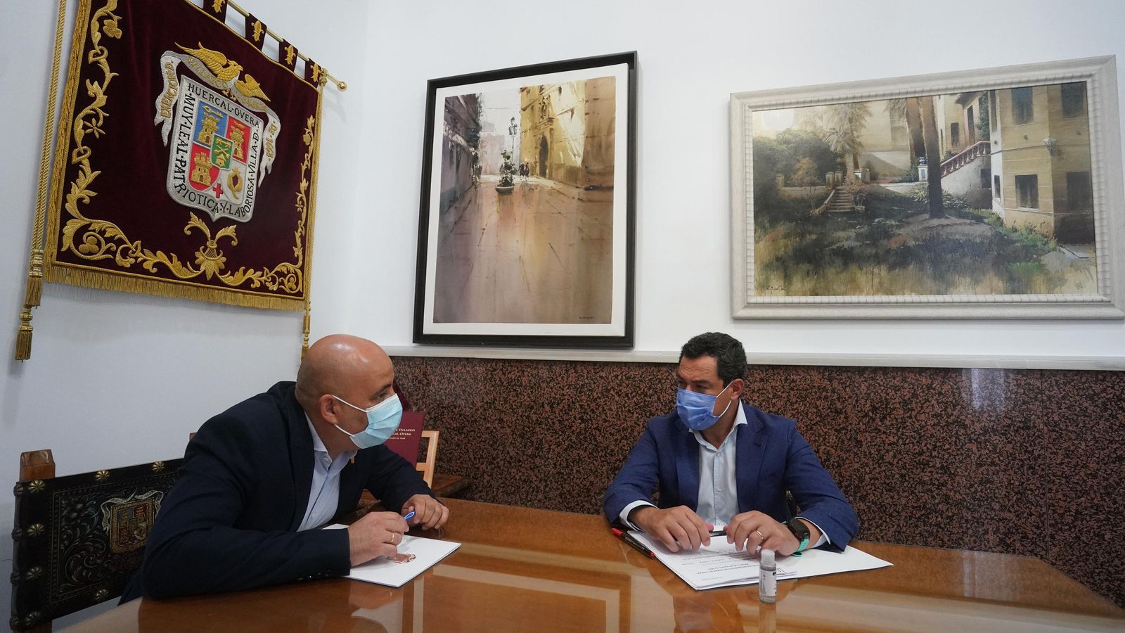 El alcalde de Huércal-Overa, Domingo Fernández, con el presidente andaluz, Juanma Moreno.