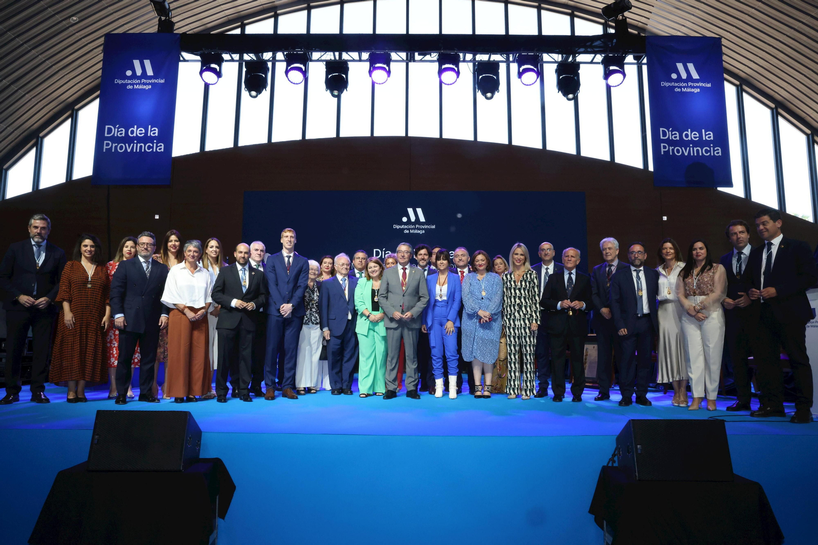 Foto familia de las autoridades y los premiados en el acto de entrega de Medallas de Oro por el Día de Málaga.