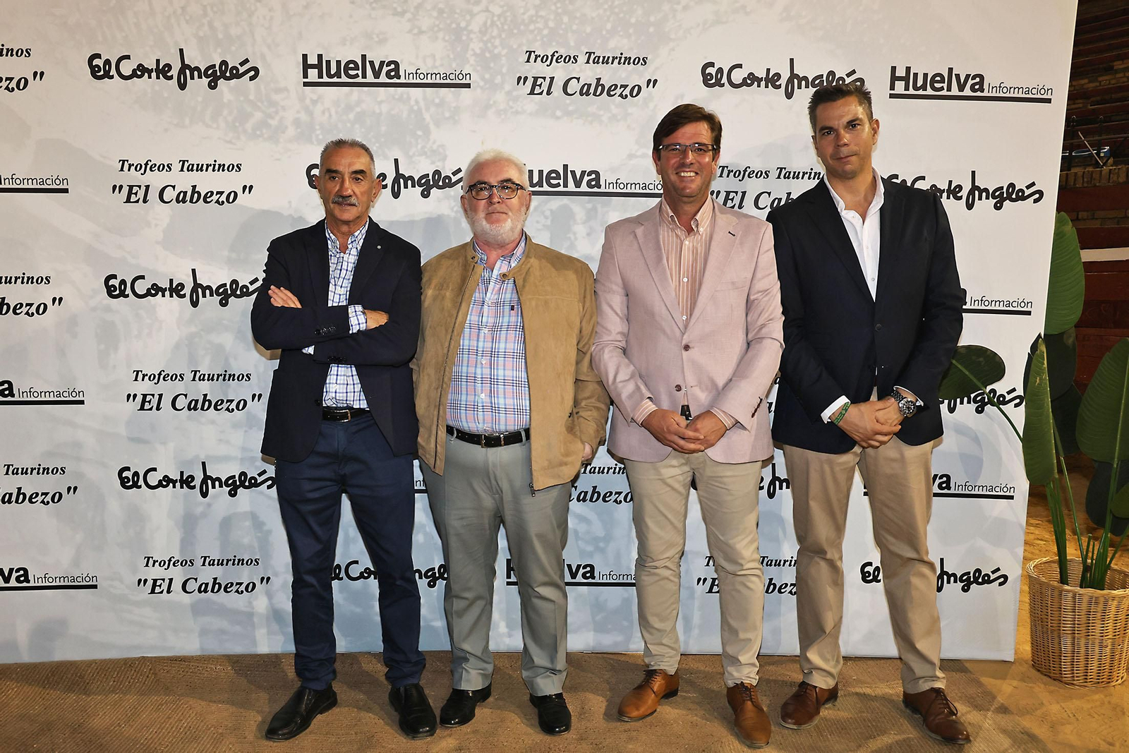 Imágenes del ambiente en la entrega de la XXXII edición de los premios taurinos "El Cabezo"