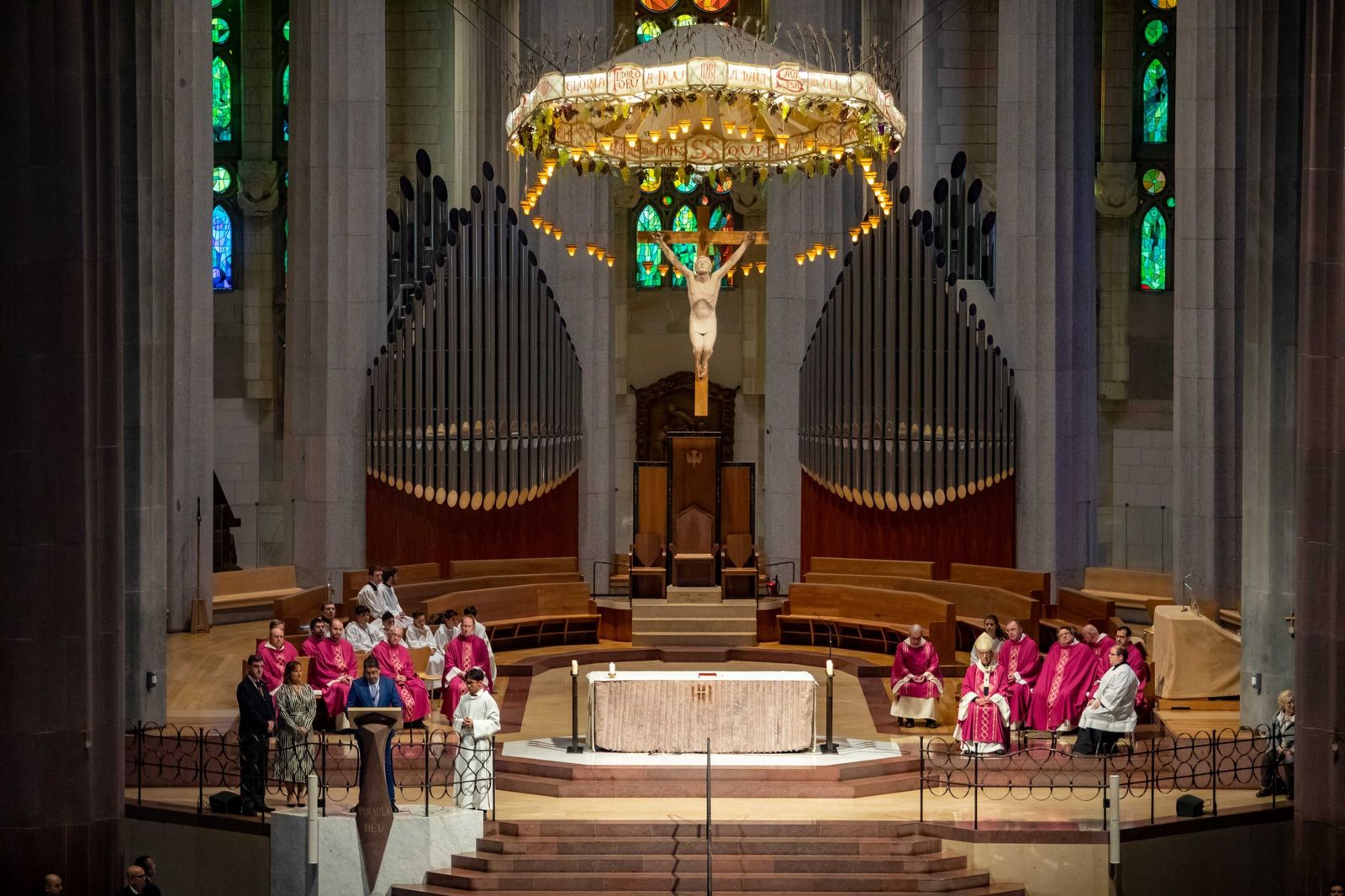 Fotos de Juanma Moreno en la Sagrada Familia de Barcelona durante la misa del 50 aniversario de la romería del Rocío en Cataluña